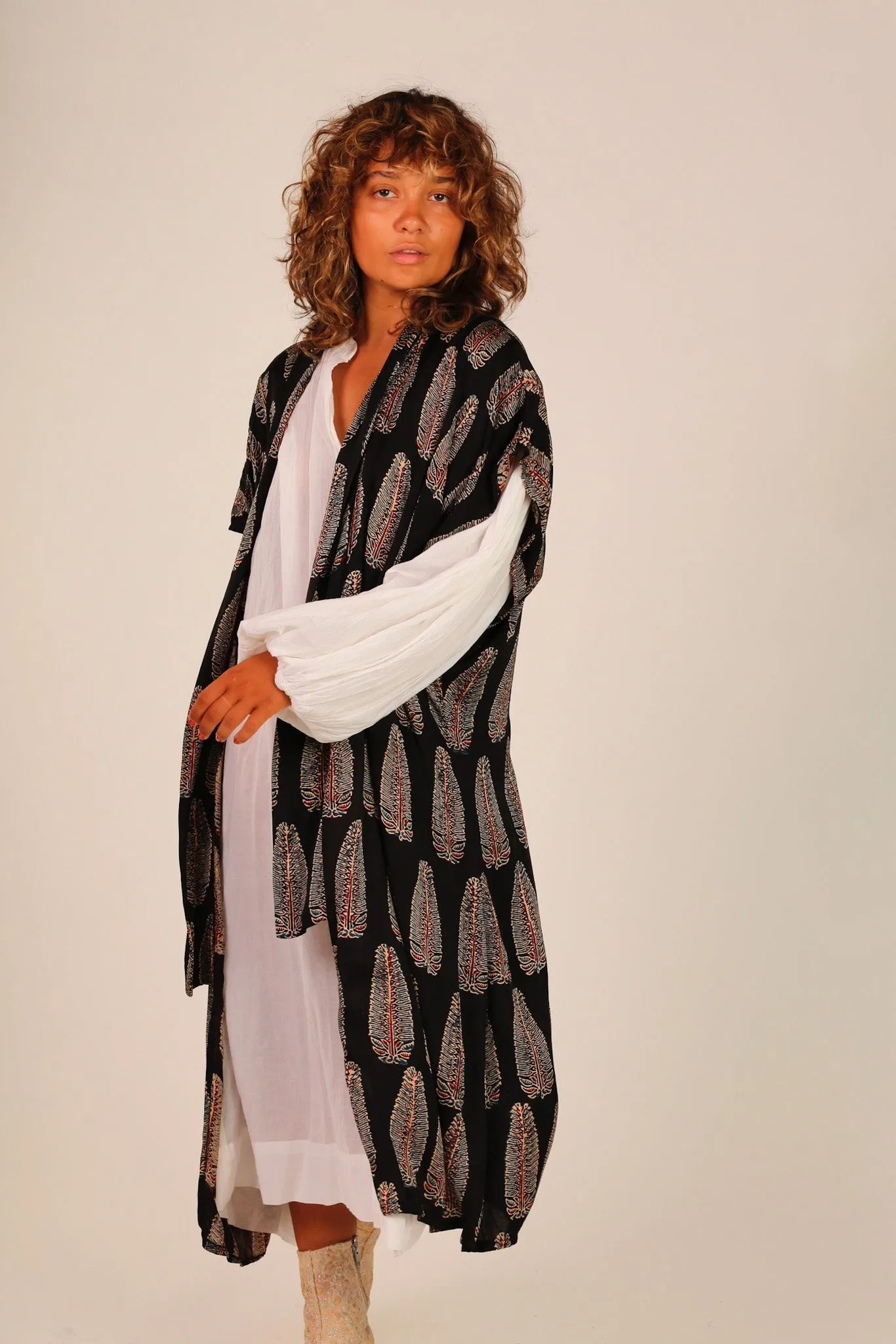 BLACK SILK FEATHER PRINT KIMONO WYNN
